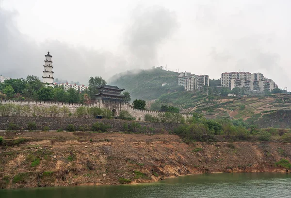 白帝城 2010年5月7日 長江のクタン渓谷 門と塔の歴史的な要塞には 丘の上に白い霧の下で高層住宅 茶色の泥の海岸線 緑の水 — ストック写真