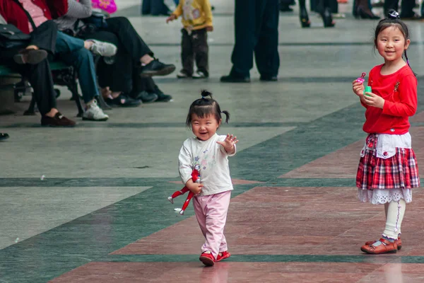 Chongqing China Mei 2010 Centraal Volksplein Peuter Meisje Glimlachen Zwaaien — Stockfoto