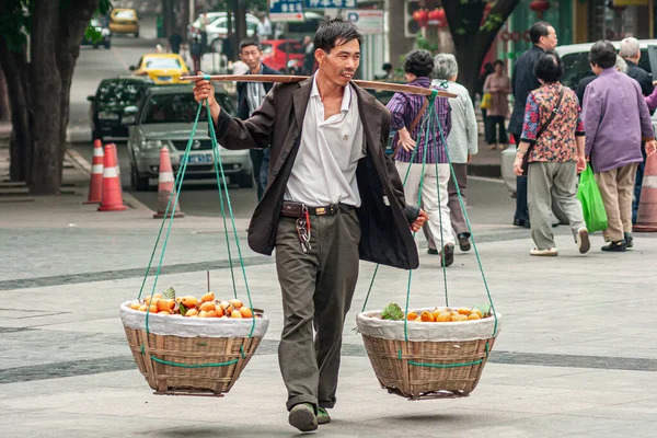 Chongqing China Maio 2010 Downtown Closeup Homem Carrega Cestas Frutas — Fotografia de Stock