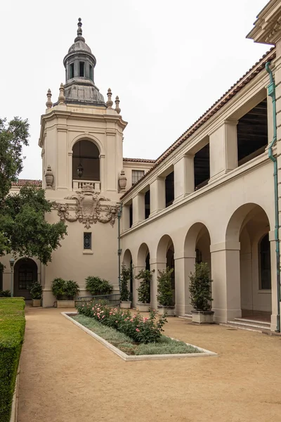 2021年5月11日米国カリフォルニア州パサデナ 銀の空の下で歴史的な市役所の砂浜の中庭と緑の葉の庭のベージュの石側のコーナー — ストック写真