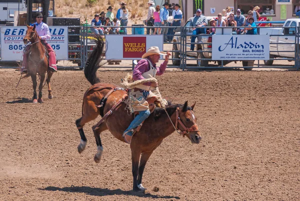 Santa Maria Usa Juni 2010 Rodeo Action Shot Cowboy Lutar — Stockfoto