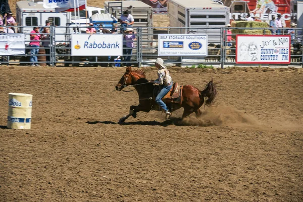 Santa Maria 2010年6月6日 ロデオバレルレース カウガールレース茶色の汚れの上に馬を借りて色の障害物に到達し それを回避する準備 — ストック写真