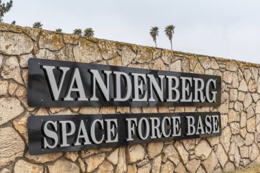 Lompoc, CA, ABD - 26 Mayıs 2021: Gri gökyüzünün altındaki bej duvarda Vandenberg Uzay Üssü adı.