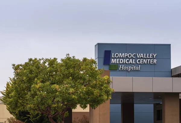 Lompoc Usa May 2021 Λευκό Μπλε Έμβλημα Του Ιατρικού Κέντρου — Φωτογραφία Αρχείου