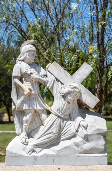 2009年4月3日 サンロレンツォ神学校 十字架番号3白大理石像の駅 イエスは最初に落ちます 緑の葉を背に青い空の下で — ストック写真