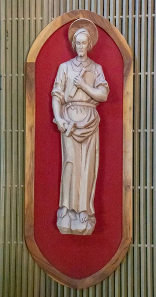 米国カリフォルニア州サンタ イネス2021年5月26日 教会内のサン ロレンツォ神学校 壁に掛けられた赤を背景にベージュの聖ジョセフ壁画像の閉鎖 — ストック写真