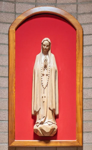 米国カリフォルニア州サンタ イネス2021年5月26日 教会内のサンロレンツォ神学校 赤を背景にした仮定の像のベージュの女性の閉鎖 — ストック写真