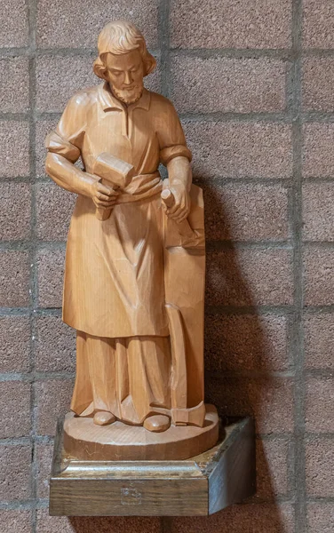 2021年5月26日 美国加利福尼亚州圣伊内兹 圣洛伦佐神学院 教堂内 米色独立的圣约瑟夫雕像的特写镜头 配有铁锤和凿子与石墙对撞 — 图库照片