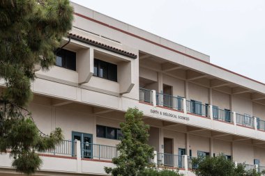 Santa Barbara, CA, USA - 2 Haziran 2021: Şehir kolej tesisleri. Modern, beyaz, uzun Dünya ve Biyolojik Bilimler, yeşil yapraklı gümüş gökyüzünün altında inşa ediliyor..