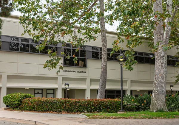 Santa Barbara, CA, USA - 2 Haziran 2021: Şehir kolej tesisleri. Yeşil yeşillik altında Modern Meslek Eğitimi Binası.