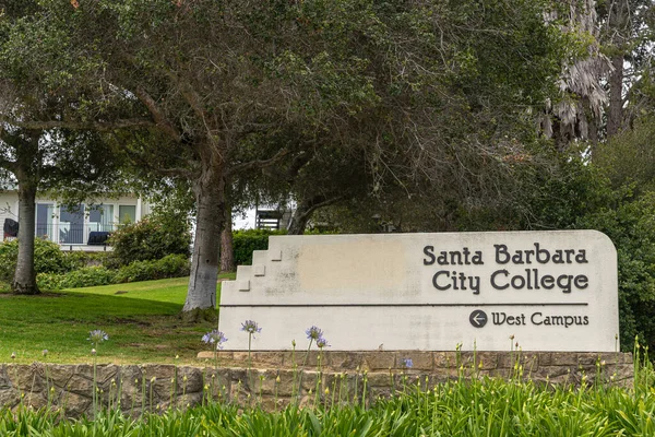 美国加利福尼亚州圣巴巴拉 2021年6月2日 城市学院设施 绿色花园 校园入口处有树木 白色石头 上面有黑色的名字标识 — 图库照片