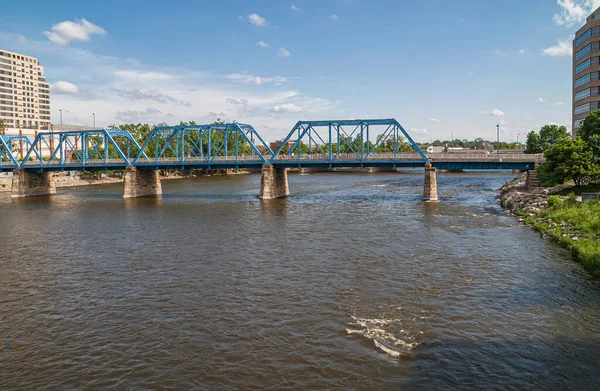 Grand Rapids Abd Haziran 2008 Mavi Nehir Koyu Kahverengimsi Nehrin — Stok fotoğraf