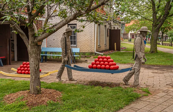 Holland Usa Juni 2008 Nelis Dutch Village Statue Von Männern — Stockfoto