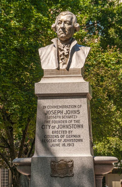 2008年6月11日 アメリカ合衆国Paジョンズタウン 緑の葉と太陽の下で中央公園にあるジョセフ ジョンズ像の閉鎖 — ストック写真