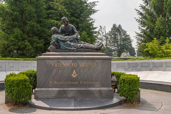 ゲティスバーグ 2008年6月14日 戦場跡 友人に友人 同胞団の分割されていない 大理石の台座の上のブロンズ像は 1人の兵士が死ぬ仲間を慰める — ストック写真