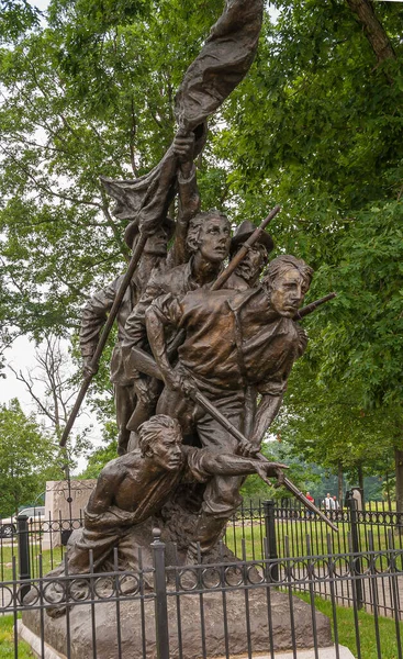 ゲティスバーグ 2008年6月14日 戦場跡 ノースカロライナ州立記念碑の5人の攻撃的な兵士の閉鎖緑の葉で何度も何度も — ストック写真