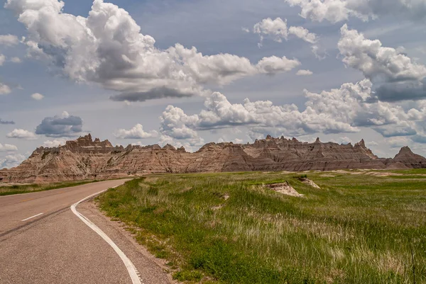 Badlands National Park Junio 2008 Camino Lado Pradera Verde Frente — Foto de Stock