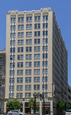 Nashville, TN, ABD - 19 Mayıs 2007: Downtown. Hilton süitleri ve çatı katları. Mavi gökyüzünün altında, Church Caddesi ve 7. caddenin köşesinde Bennie Dillon tabelası var. Arabalar ve yeşillikler