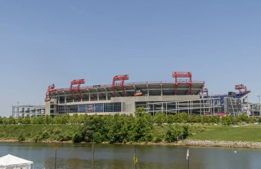 Nashville, TN, ABD - 19 Mayıs 2007: Downtown. Dev LP Stadyumu, Nissan, 2015 'ten beri, NFL Titans' ın yeşil yeşillik ve Cumberland Nehri önünde mavi gökyüzü altında oynadığı yer..