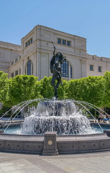 Nashville, TN, ABD - 19 Mayıs 2007: Bej Senfoni Merkezi binasının önündeki şehir merkezi, arkada yeşil yeşillikler ile mavi gökyüzünün altında Apollo 'nun Doğumu' nun fıskiyesinin ve heykelinin yakın çekimi.