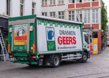 Gent, Flanders, Belçika - 30 Temmuz 2021: Geers şirketinin özel biraları için yeşil-beyaz dağıtım kamyonu tarihi şehir merkezinde kaldırıma park etmiş.. 