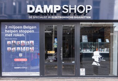 Gent, Flanders, Belçika - 30 Temmuz 2021: Langemunt 'daki Dampshop' un mavi cephesi, elektronik sigara konusunda uzman namı diğer duman, sigara tiryakilerinin sigarayı bırakmasına yardım eden reklamlar.
