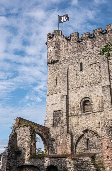 比利时佛兰德根特 2021年7月30日 灰褐色城墙东南角和中世纪格雷文斯汀城堡塔楼 蓝云覆盖 绿叶飘扬 旗帜飘扬 — 图库照片