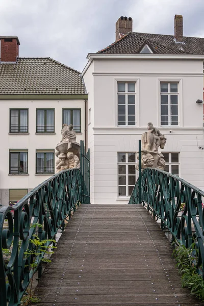 2021年7月30日 ベルギー フランダース州ジェント市 アントニウスカイの住宅に向けて Lieve川を渡ってBrug Der Keizerjke Geneugten 皇帝の喜びの橋 を見下ろす — ストック写真