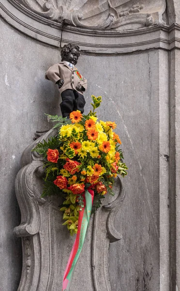 Bruksela Belgia Lipca 2021 Zbliżenie Szarego Manneken Pis Wystrojonego Figurę — Zdjęcie stockowe