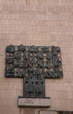 Antwerpen, Belçika - 1 Ağustos 2021: 1937 'de Oscar Jespers tarafından yapılan Belçika' nın işçilerini anan Şehir Tiyatrosu 'nun bronz freski kahverengi duvarı. Çalışan figürlerin Pletorası.