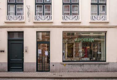 Brugge, Flanders, Belçika - 3 Ağustos 2021: Braambergstraat 'taki Latruwe Christine Eczanesi' nde ayık vitrinler sergileniyor.