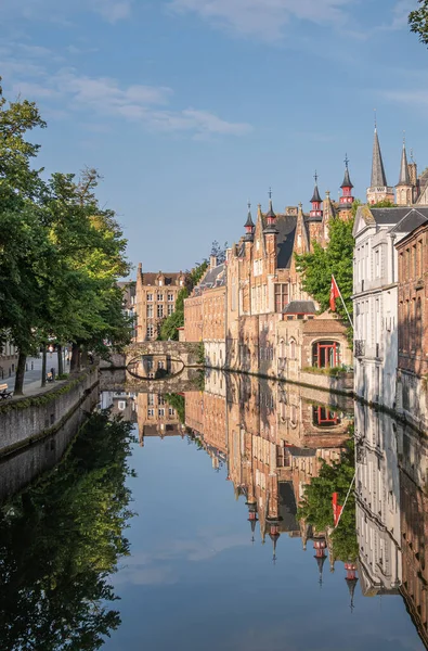 Brügge Flandern Belgien August 2021 Blinde Ezelstraat Ziegelbrücke Und Sonnenbeschienene — Stockfoto