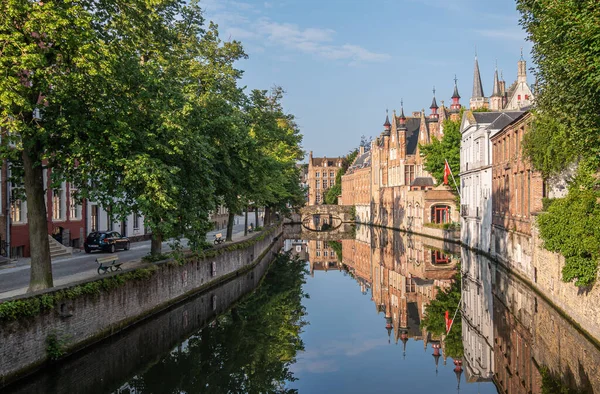 Brügge Flandern Belgien August 2021 Blinde Ezelstraat Ziegelbrücke Und Sonnenbeschienene — Stockfoto