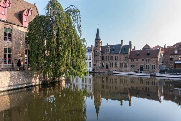 Brugge Flanders Belgium August 2021 Quiet Dijver Canal Reflects Brown — Stock Photo, Image