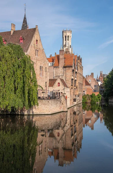 Brugge Flanders Belgium August 2021 Sunlit Πύργοι Belfry Πάνω Από — Φωτογραφία Αρχείου