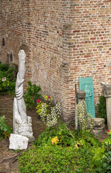 ベルギー フランダース州ブリッジ2021年8月4日 中世のゴドシス ルームコンヴェントで象徴的な彫像を支援する人々が貧しい人々のためのコミュニティ住宅を支援 — ストック写真