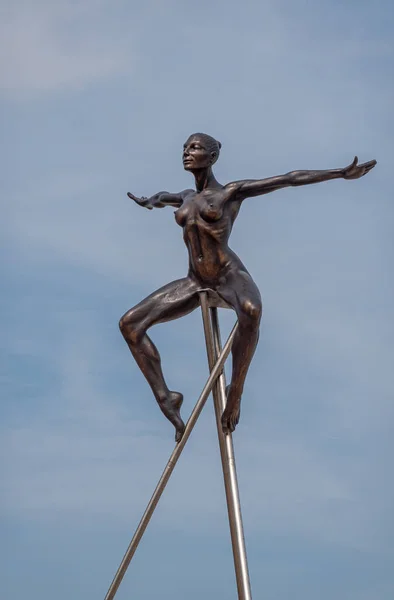 Knokke Heist Flander ベルギー 2021年8月5日 ニコラス ラバーンのブロンズ像がビーチ沿いのボードウォークにあります 青い空に対して棒に裸の女性の体操の閉鎖 — ストック写真
