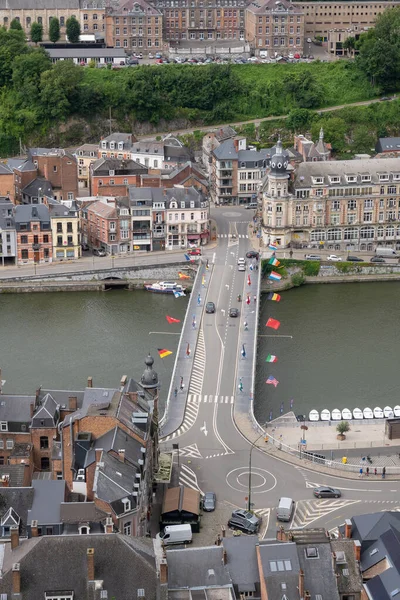 位于比利时瓦隆尼亚的迪南 2021年8月8日 城堡堡 查尔斯 戴高乐桥 Pont Charles Gaulle 的直立式空中景观 国旗和萨克斯风雕像 — 图库照片