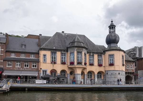2021年8月8日 比利时瓦隆尼亚 Dinant Wallonia Belgium 历史市政厅及其塔楼 以及邻近的餐厅和酒吧 位于默兹河 Meuse River — 图库照片