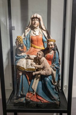 Genk, Belçika - 11 Ağustos 2021: Domein Bokrijk. Aziz Anne 'i temsil eden eski boyanmış ahşap heykel, kızı Meryem, Erpekom Kilisesi' ndeki bebek İsa 'nın annesi..
