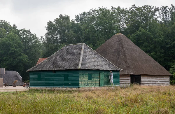 Genk ベルギー 2021年8月11日 Domein Bokrijk もう一方の2つの納屋 1つの塗装され タイルの屋根があります 最も大きいのは太い藁屋根です 前の緑の草原 — ストック写真