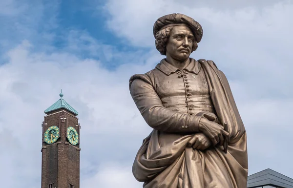 Amsterdam Nederländerna Augusti 2021 Närbild Byst Rembrandt Staty Blå Molnlandskap — Stockfoto