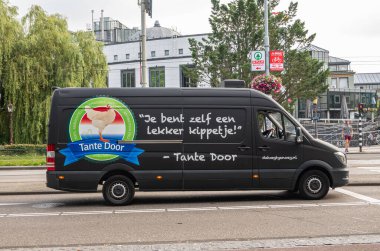 Amsterdam, Hollanda - 14 Ağustos 2021: Tante Door 'un sahibi olduğu siyah tavuk dağıtım kamyonu ve cinsel içerikli mesaj.