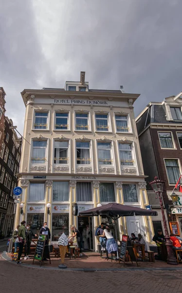 Amsterdam Holandia Sierpnia 2021 Biała Fasada Oknami Małego Hotelu Prins — Zdjęcie stockowe