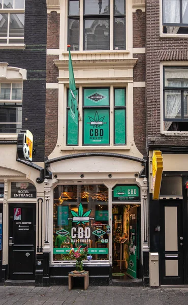 Amsterdam Holandia Sierpnia 2021 Warmoesstraat Cbd Cannabis Bakehouse Reklamuje Swoje — Zdjęcie stockowe