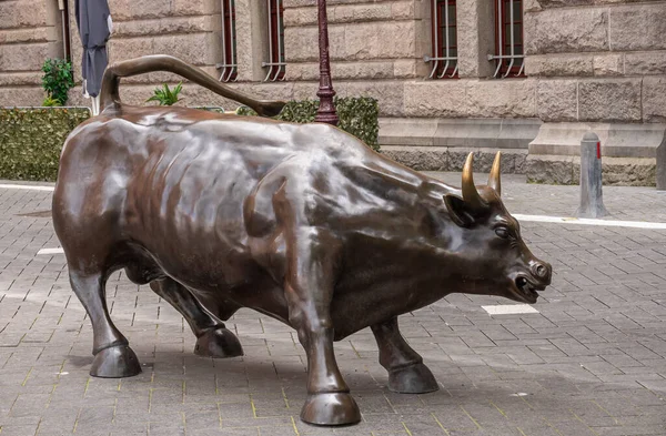 アムステルダム オランダ 2021年8月14日 証券取引所の前で荒れ狂う雄牛像の閉鎖 — ストック写真