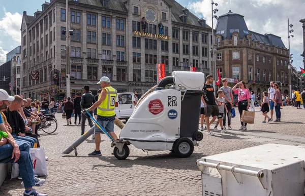 Amsterdam Nederländerna Augusti 2021 Man Med Gul Säkerhetsväst Handtag Rullande — Stockfoto