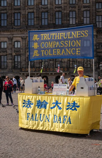 Amsterdam Nederländerna Augusti 2021 Porträtt Falun Gong Info Monter Distribuerar — Stockfoto