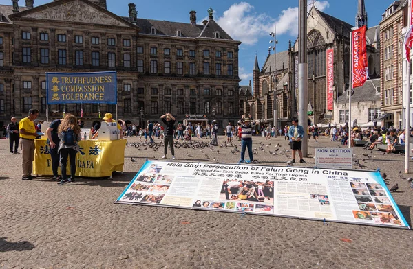 Amsterdam Nederländerna Augusti 2021 Falun Gong Info Monter Distribuerar Flygblad — Stockfoto