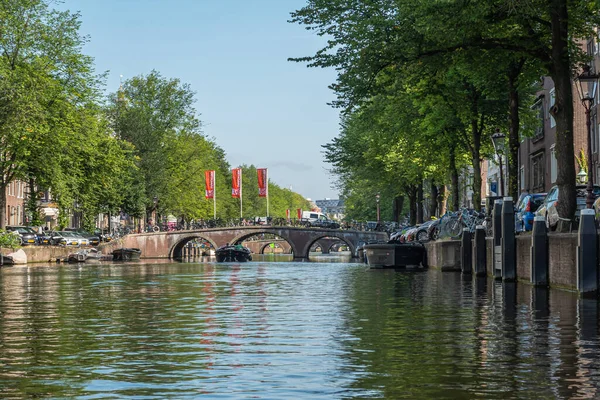 Ámsterdam Países Bajos Agosto 2021 Puente Piedra Con Arcos Sobre — Foto de Stock